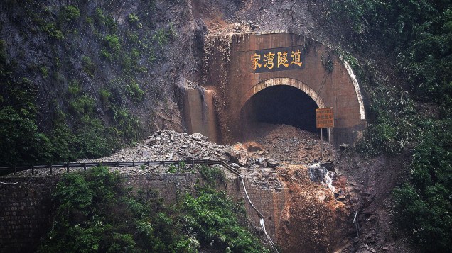 Estrada sofre deslizamento de terra por causa das fortes chuvas em Wenchuan, província de Sichuan de China. Doze pessoas morreram