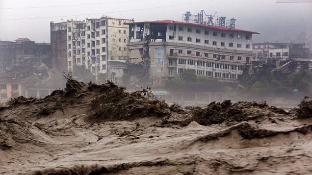 Enchentes atingem província de Sichuan, no sudoeste da China, nesta quarta-feira (10). As fortes chuvas que atingiram várias províncias do país desde o final de semana afetaram milhões de pessoas e provocaram deslizamentos de terra
