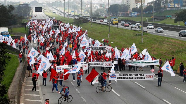 Ato de sindicalistas bloqueia a Via Anchieta em São Bernardo do Campo (SP). O chamado “Dia Nacional de Luta com Greves e Mobilizações”, convocado pelas principais centrais sindicais do país