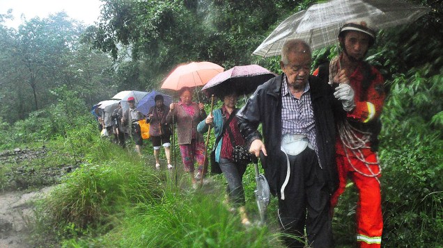 Equipes de resgate evacuam os moradores das áreas atingidas por deslizamento de terra em Dujiangyan, na China