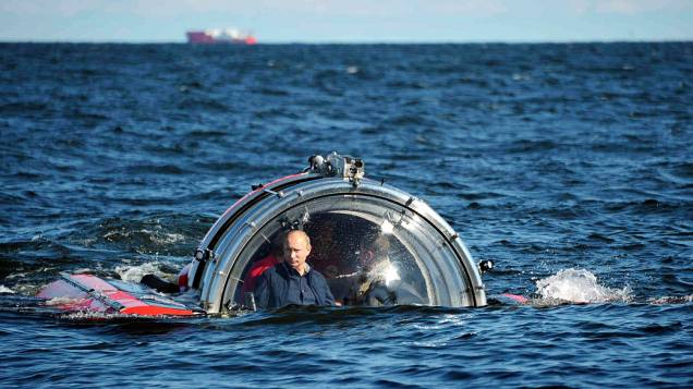 O presidente da Rússia, Vladimir Putin é visto através do vidro de C-Explorer 5 submersível após um mergulho para ver os restos da fragata naval "Oleg", que afundou no século 19, no Golfo da Finlândia, no Mar Bálticonesta segunda-feira (15)