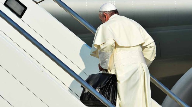 Papa Francisco embarca num avião no aeroporto de Roma, para a sua primeira viagem ao exterior, para o Brasil, para a Jornada Mundial da Juventude