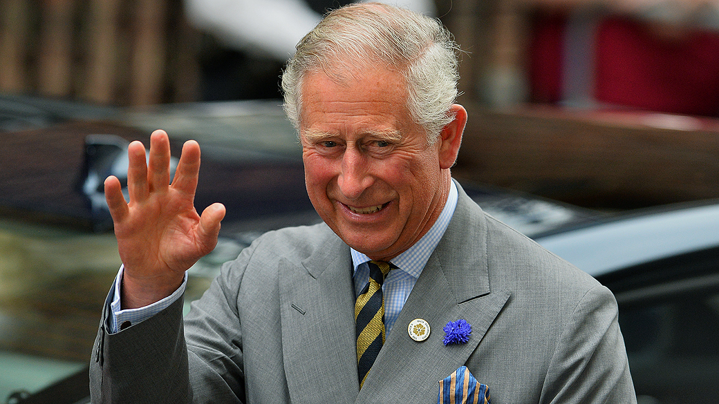Príncipe Charles visita bebê de Kate e William