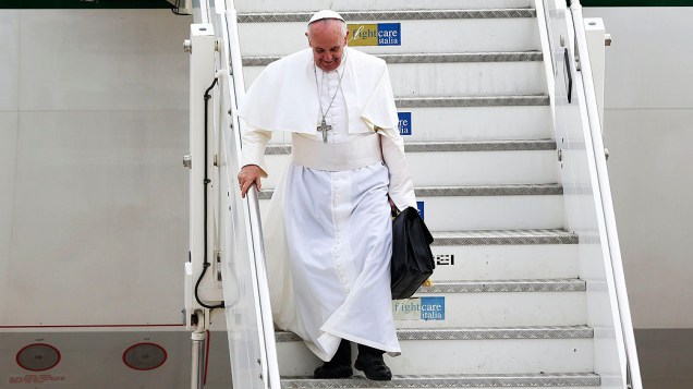 O Papa Francisco desembarca nesta segunda-feira (29) no aeroporto Ciampino, em Roma