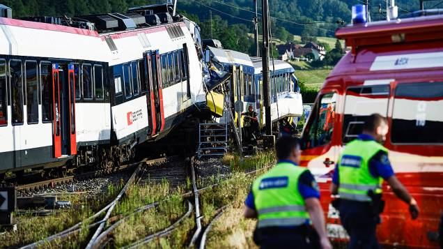 Trens colidem frontalmente perto de Granges-près-Marnand, no Cantão de Vaud, oeste da Suíça