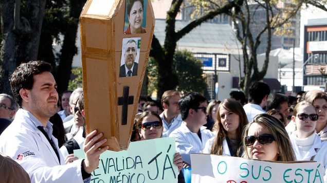 Médicos protestam no centro de Curitiba contra os vetos da presidente Dilma a alguns pontos do chamado Ato Médico