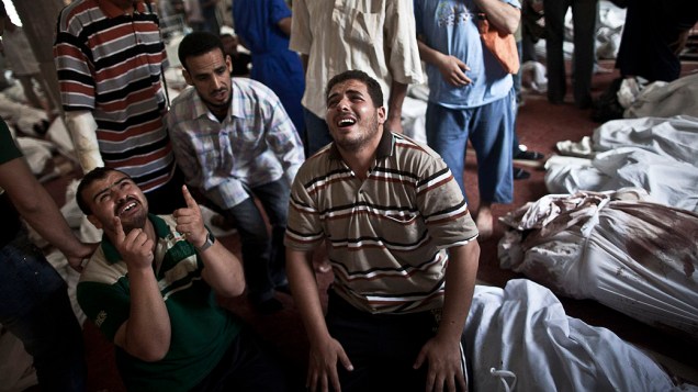 Parentes choram em uma mesquita no Cairo onde os corpos das vítimas dos protestos envolvendo partidários do deposto presidente islâmico Mohamed Mursi foram dispostos nesta quinta-feira (15), no Egito