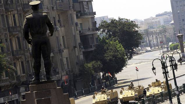 Vários veículos blindados do exército permanecem implantados no acesso à Praça Tahrir para conter as manifestações de apoio ao deposto presidente, Mohamed Mursi nesta sexta-feira (16), no Cairo, Egito