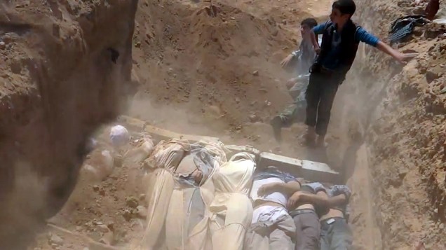 Vítimas do ataque na região de Goutha, na Síria, em imagem retirada de um vídeo postado no YouTube, em 21/08/2013