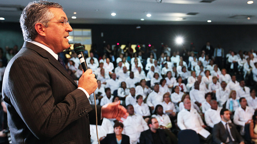 Ministro da Saúde, Alexandre Padilha, durante abertura do primeiro curso de avaliação dos médicos estrangeiros em Brasília