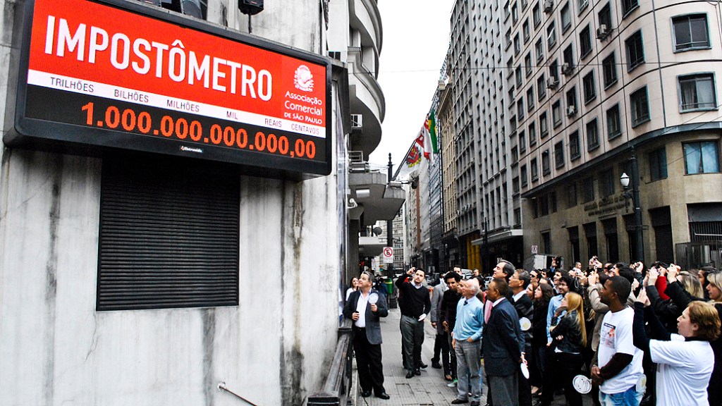 Impostometro na associação comercial de São Paulo na rua boa vista registra 1 trilhão na tarde dessa terça feira (27)