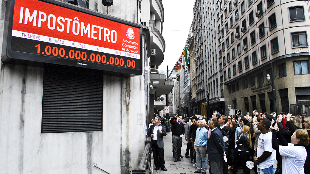 Impostometro na associação comercial de São Paulo na rua boa vista registra 1 trilhão na tarde dessa terça feira (27)