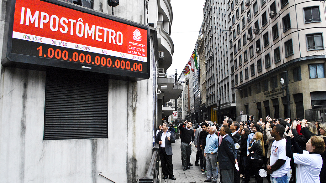 Carga tributária do Brasil em 2013 foi de 35,04% do PIB, muito próxima à de países como Islândia e Alemanha