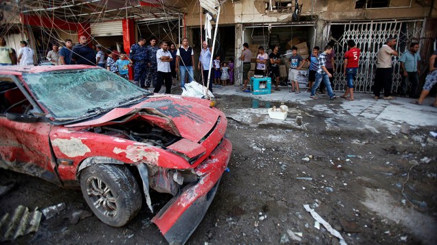 Pessoas se reúnem no local onde um carro-bomba explodiu em Bagdá. O número de mortos em uma série de atentados e ataques em toda Bagdá foi de pelo menos 44 pessoas e dezenas de feridos, no Iraque