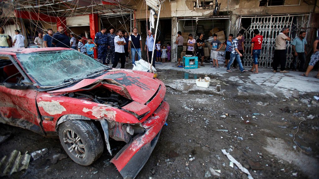 Veículo destruído em Bagdá. Ataques provocaram quase 1.000 mortos em setembro