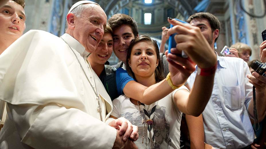 O primeiro selfie papal, no Vaticano, durante missa na Basílica de São Pedro