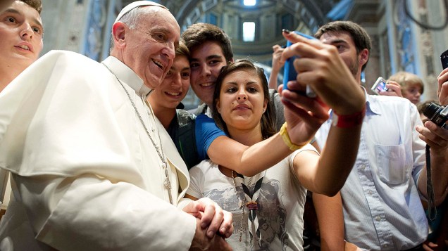O primeiro selfie papal, no Vaticano, durante missa na Basílica de São Pedro O primeiro selfie papal, no Vaticano, durante missa na Basílica de São Pedro