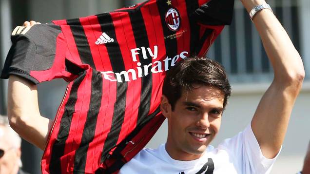 Kaká segura camiseta do Milan durante sua chegada em Milão, na Itália, nesta segunda-feira (02)