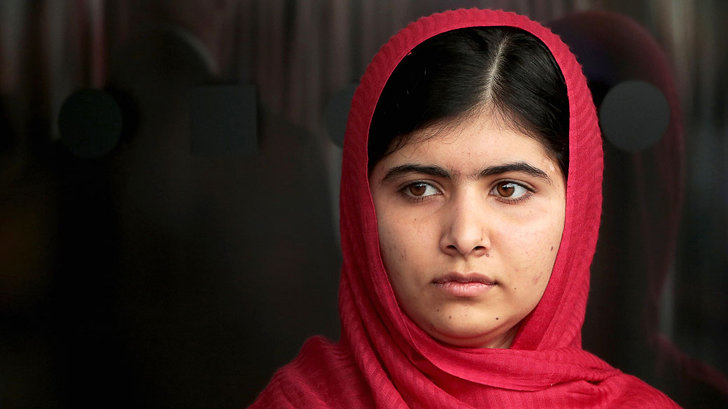 Malala Yousafzai, paquistanesa que foi baleada na cabeça pelo Talibã por defender a educação das meninas, fala na abertura da Biblioteca de Birmingham, no centro de Inglaterra