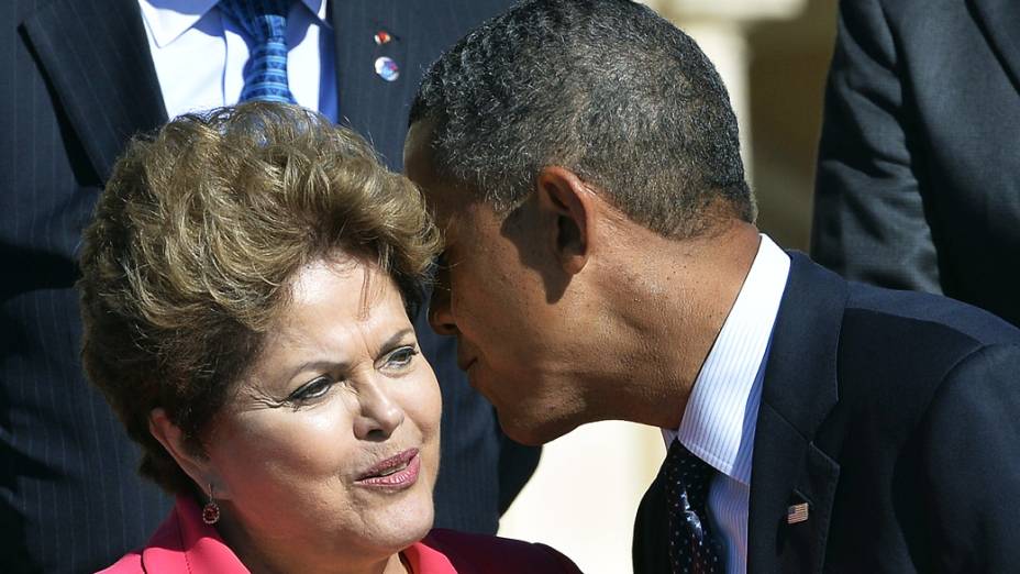 Presidente Barack Obama cumprimenta presidente Dilma Rousseff para a foto de família durante a cúpula do G20, em São Petersburgo. Líderes mundiais mantiveram opiniões divididas sobre os planos dos Estados Unidos para uma ação militar contra o regime sírio
