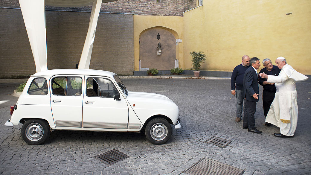 Papa Francisco recebe automóvel Renault 4 do padre Renzo Zocca, no Vaticano