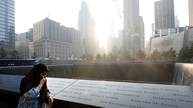 Showkatara Sharif, de Chantilly, Virginia, fica ao lado do nome de sua filha, Shakila Yasmin, na borda da piscina do Memorial 11 de Setembro, em Nova York, durante cerimônia que marca o 12º aniversário dos ataques ao World Trade Center