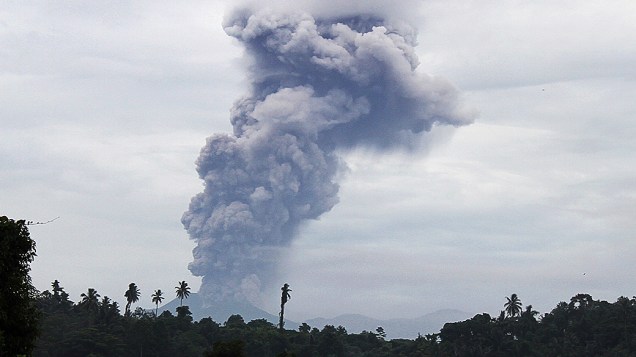 <p>O vulcão Monte Lokon entra em erupção na cidade de Tomohon, na ilha Sulawesi, na Indonésia</p>