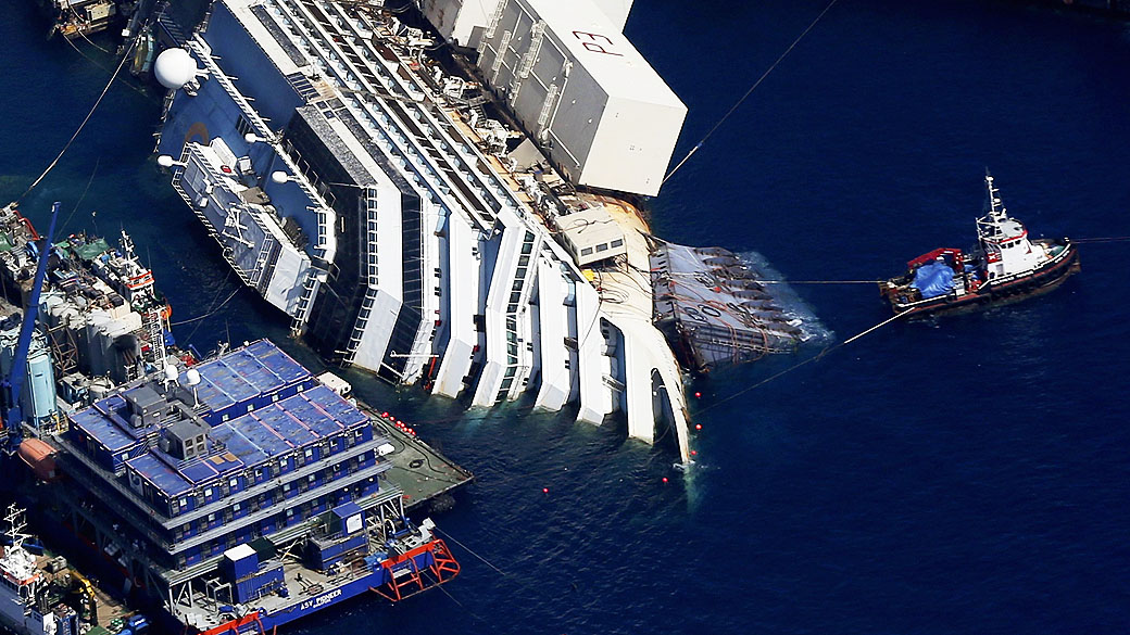 O navio Costa Concordia, já com os equipamentos que vão ajudar a desvirar a embarcação