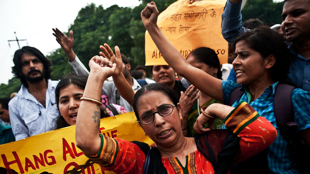 Mnifestantes gritam após a condenação de quatro homens pelo estupro e assassinato de uma estudante indiana em um ônibus em dezembro passado. A condenação provocou aplausos dentro do tribunal de Saket em Nova Delhi, na Índia