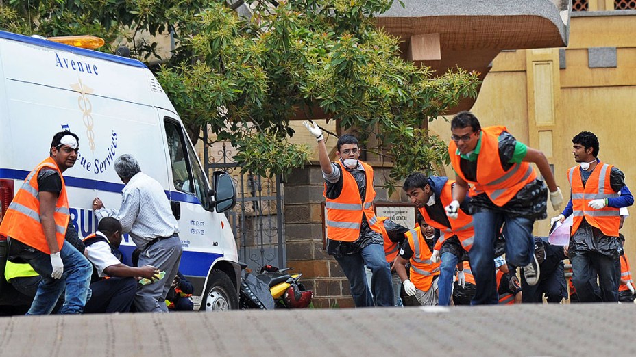 Voluntários correm para se esconder depois de ouvir tiros da milícia islâmica Al-Shabab, da Somália, ligados a rede terrorista al-Qaeda, dentro de um shopping de luxo Nairobi deixando pelo menos 69 mortos e 200 feridos, no Quênia