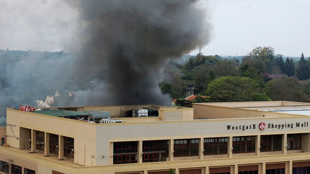 Uma Fumaça é vista no topo do shopping Westgate em Nairóbi após uma série de explosões durante o terceiro dia de um confronto entre as forças de segurança e membros da milícia islâmica Al-Shabab no interior do edifício, no Quênia
