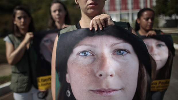 Em Brasília, ativistas do Greenpeace seguram imagem da brasileira Ana Paula Maciel, presa durante protesto na Rússia