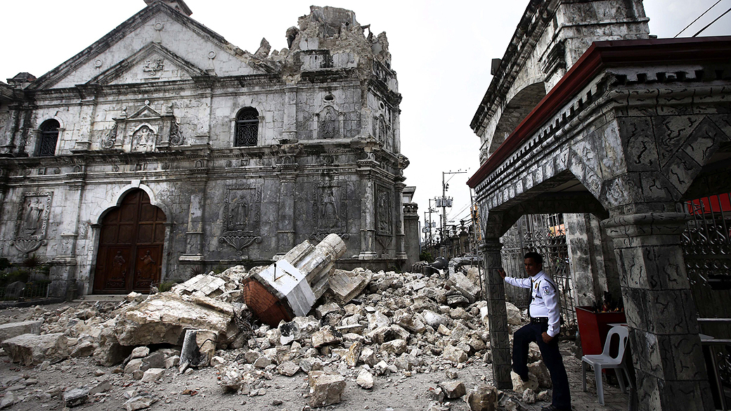 Igreja em ruínas após terremoto na região central das Filipinas