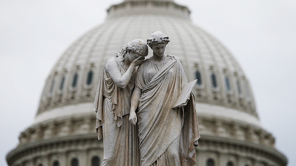 A estátua do sofrimento em frente ao Capitólio, sede do Congresso dos Estados Unidos, em Washington