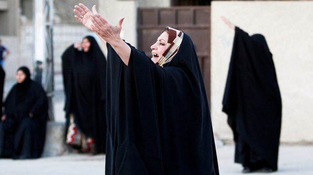 Mulher chora durante funeral de parente morto por um ataque bomba fora de um café, em Bagdá, no Iraque