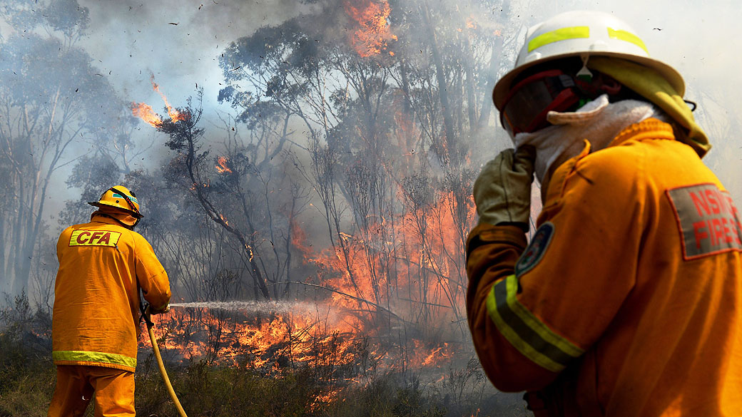 Bombeiros tentam combater incêndio florestal perto de Sydney, na Austrália