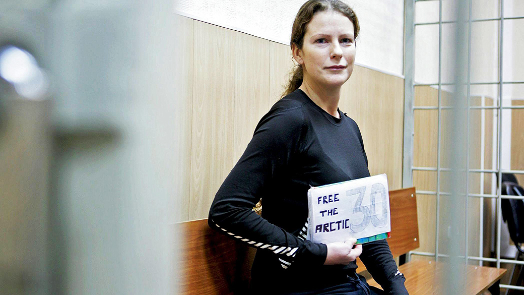 A ativista brasileira do Greenpeace, Ana Paula Maciel Alminhana, presa na Rússia após um protesto em uma plataforma de petróleo, manda recado por meio de um cartaz antes de uma audiência no tribunal de Murmansk