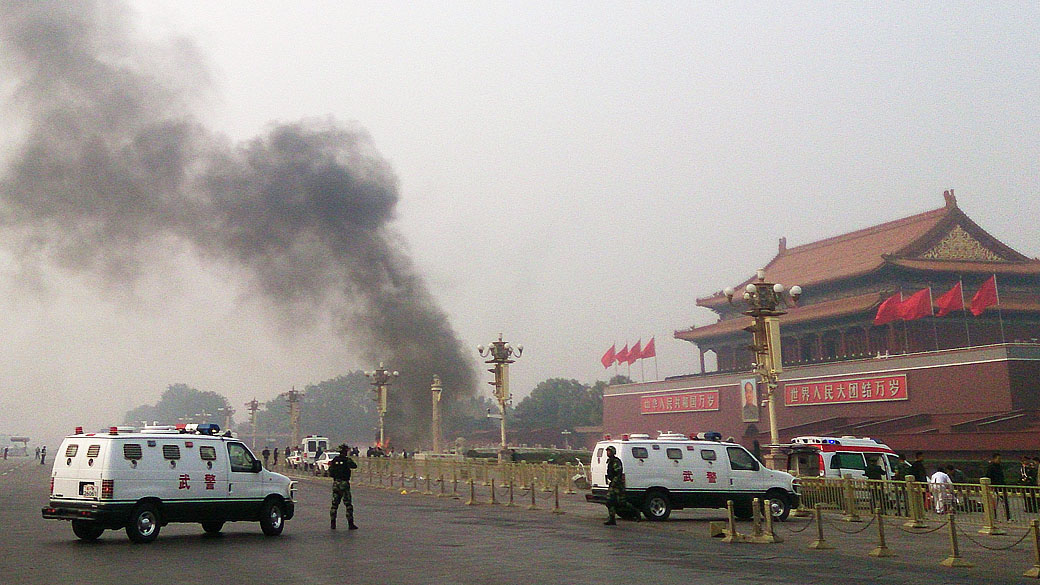 Polícia chinesa bloqueia acesso à praça da Paz Celestial, em Pequim, após um carro atingir pedestres e pegar fogo deixando cinco pessoas mortas, na China