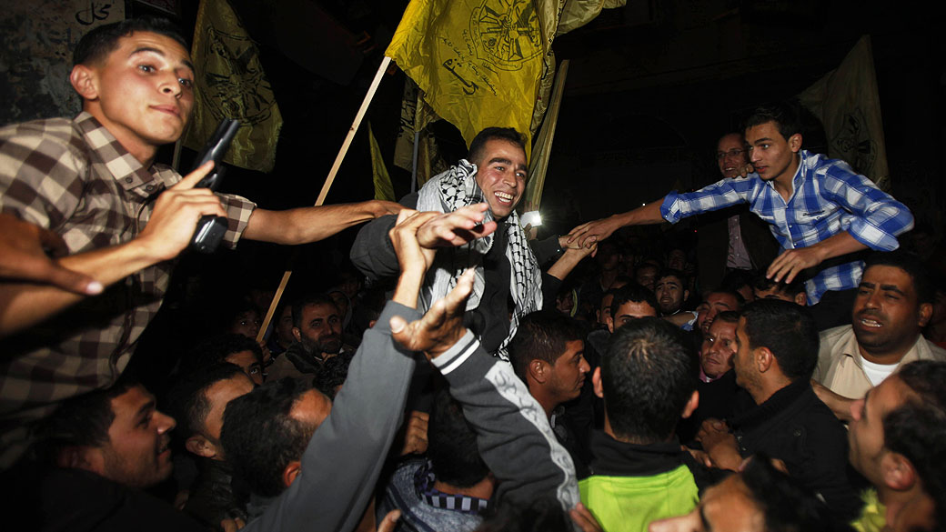 Hazem Shobair é recebido onde mora, no acampamento Khan Younis, no sul da Faixa de Gaza. Israel libertou 26 prisioneiros palestinos para ajudar as negociações de paz patrocinado pelos Estados Unidos, na Palestina