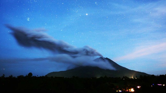 <p>Monte Sinabung expele cinzas vulcânicas nesta terça-feira (5/11), no norte de Sumatra, na Indonésia</p>