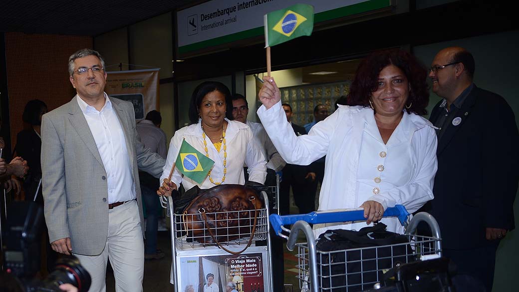 Grupo de 215 médicos cubanos ao desembarcarem em Brasília na última semana