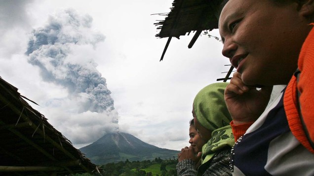 <p>Monte Sinabung expele cinzas vulcânicas nesta terça-feira (5/11), no norte de Sumatra</p>