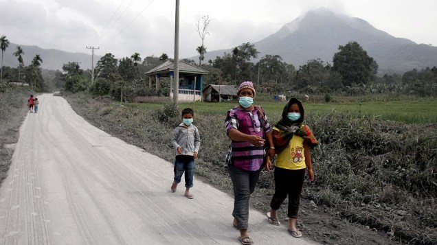 <p>Monte Sinabung expele cinzas vulcânicas no norte de Sumatra na Indonésia. Forçando a evacuação de moradores que vivem próximo à base do monte</p>