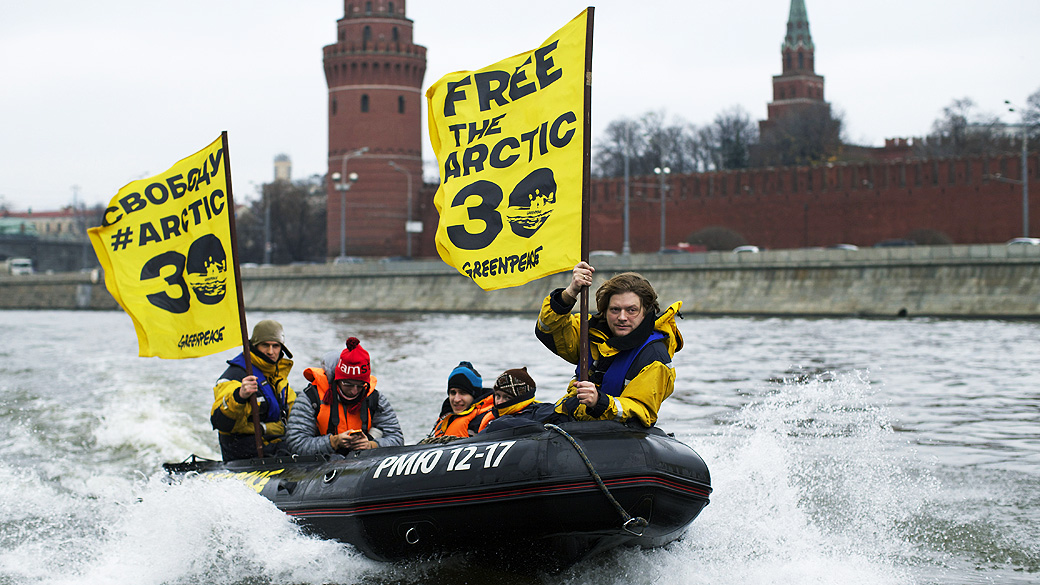 Ativistas do Greenpeace protestam nesta quarta-feira (6) pelo rio Moskva, perto do Kremlin (Rússia ), levando bandeiras pedindo a libertação dos 30 ativistas presos em uma ação contra a exploração de petróleo no Ártico