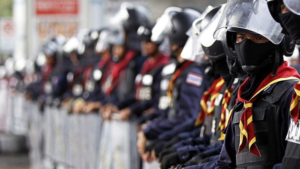 Policiais observam protesto em Bangkok
