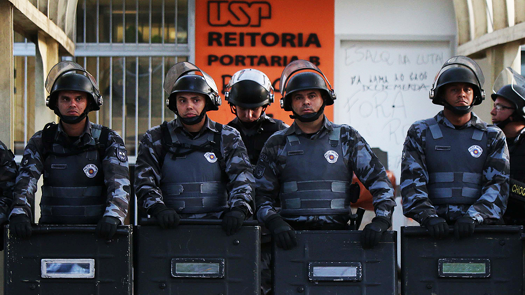 A Tropa de Choque da Polícia Militar cumpriu na madrugada desta terça-feira (12) a reintegração de posse da reitoria da Universidade de São Paulo (USP), cumprindo decisão determinada pelo Tribunal de Justiça de São Paulo na semana passada