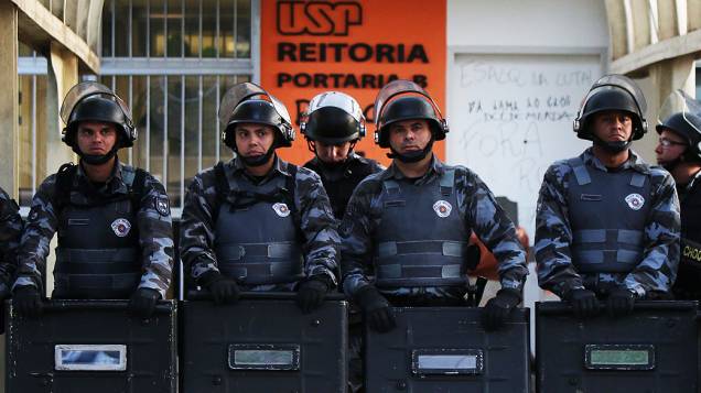A Polícia Militar (PM) cumpriu na madrugada desta terça-feira (12) a reintegração de posse da reitoria da Universidade de São Paulo (USP)