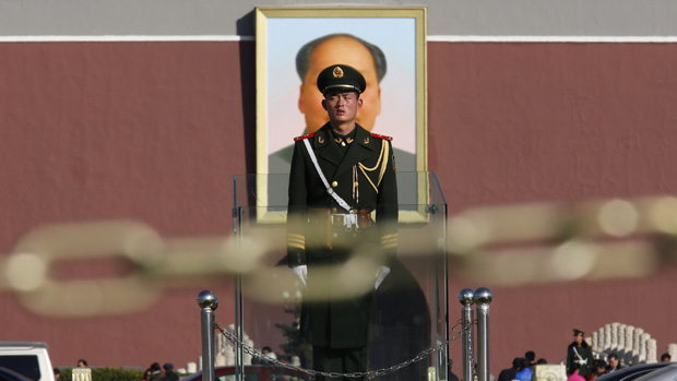 Soldado ao lado do Grande Palácio do Povo, em Pequim