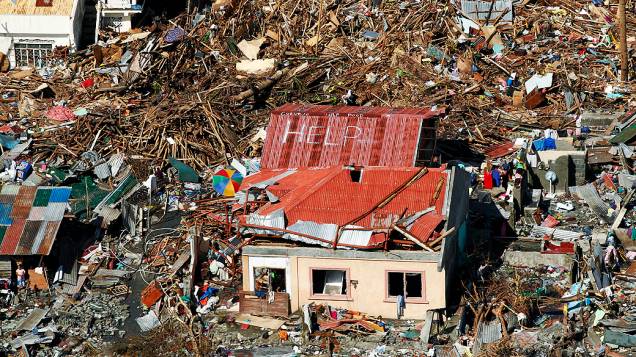 Telhado de casa é pichado com mensagem de pedido de socorro, nesta quarta-feira (13/11) em área devastada pelo supertufão Haiyan, nas Filipinas