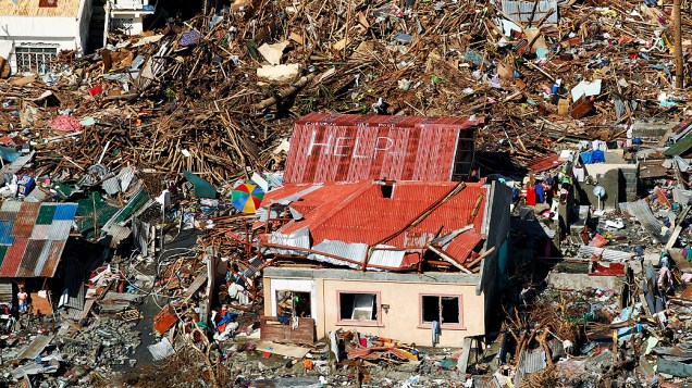 Telhado de casa é pichado com mensagem de pedido de socorro, nesta quarta-feira (13/11) em área devastada pelo supertufão Haiyan, nas Filipinas